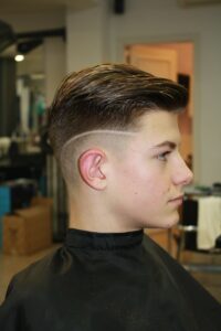 Chico con corte moderno y figura en la nuca de Peluqueros de Moda