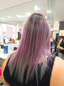 Mujer con mechas lilas de Peluqueros de Moda