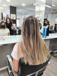 Mujer con puntas rubias de Peluqueros de Moda