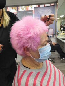 Mujer con pelo corto y rosa de Peluqueros de Moda
