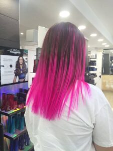 Mujer con puntas rosa flúor de Peluqueros de Moda