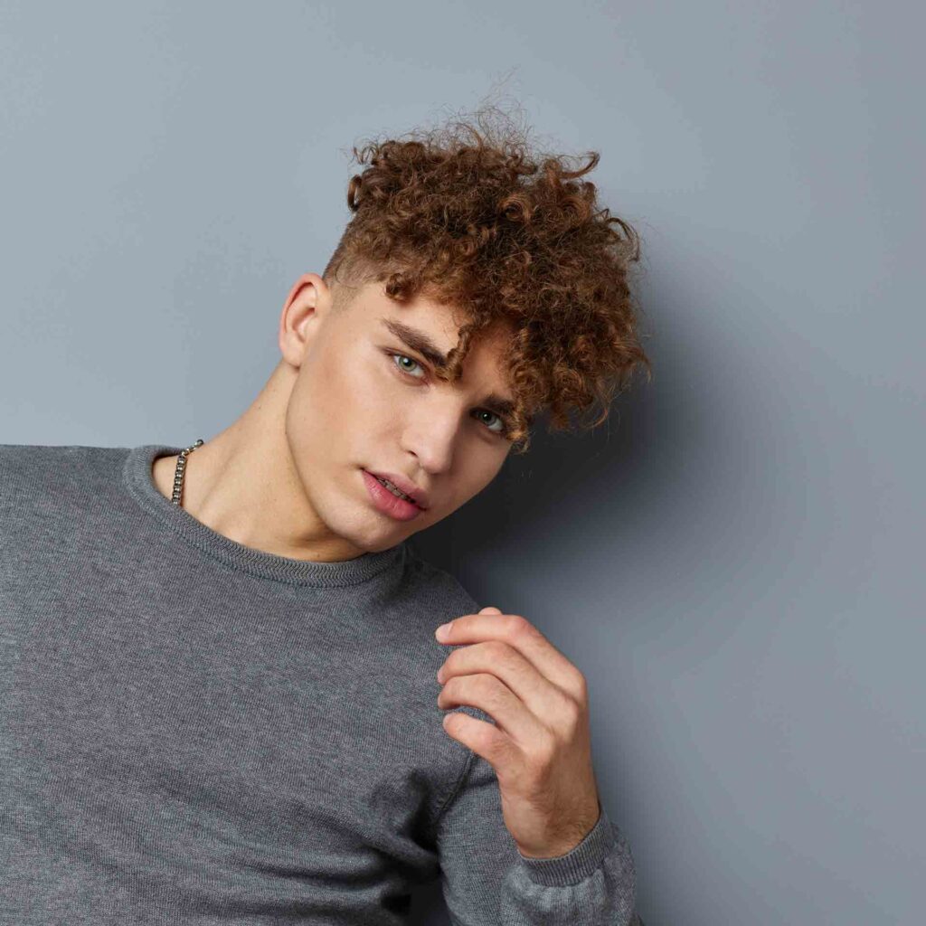 Corte de pelo de hombre con rizos de Peluqueros de Moda