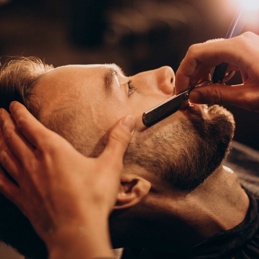Afeitado de barba a navaja en Peluqueros de Moda