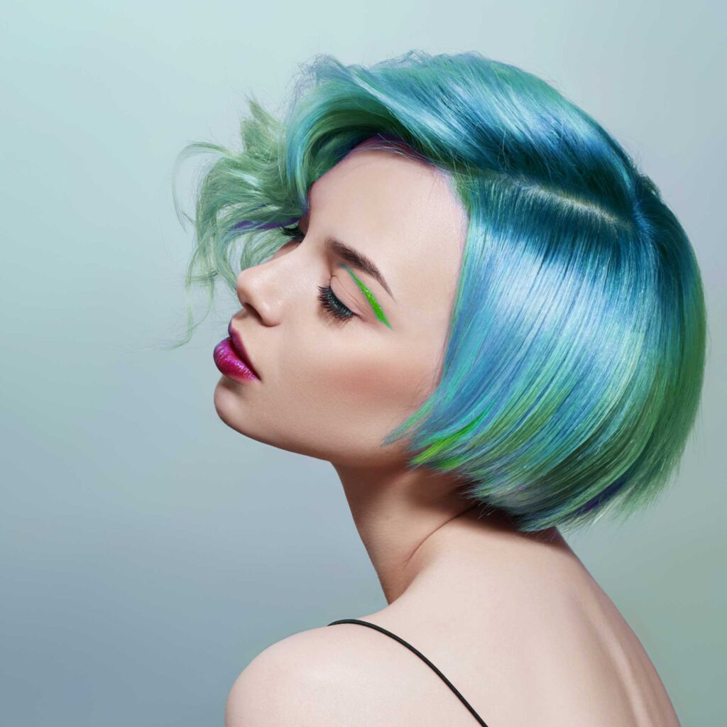 Mujer con pelo teñido de color azul y verde de Peluqueros de Moda