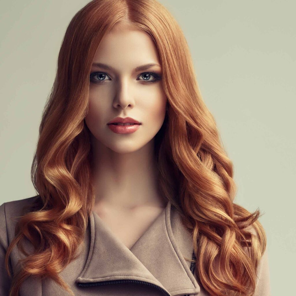 Mujer con melena larga y ondulaciones de Peluqueros de Moda