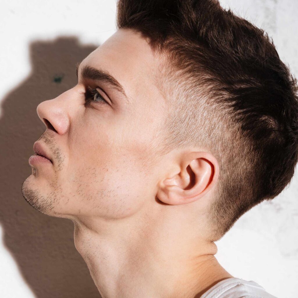 Corte de pelo moderno para hombre de Peluqueros de Moda